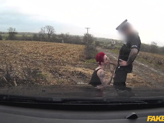 Страшная, татуированная, рыжеволосая подстилка потрахалась с полицейским в машине